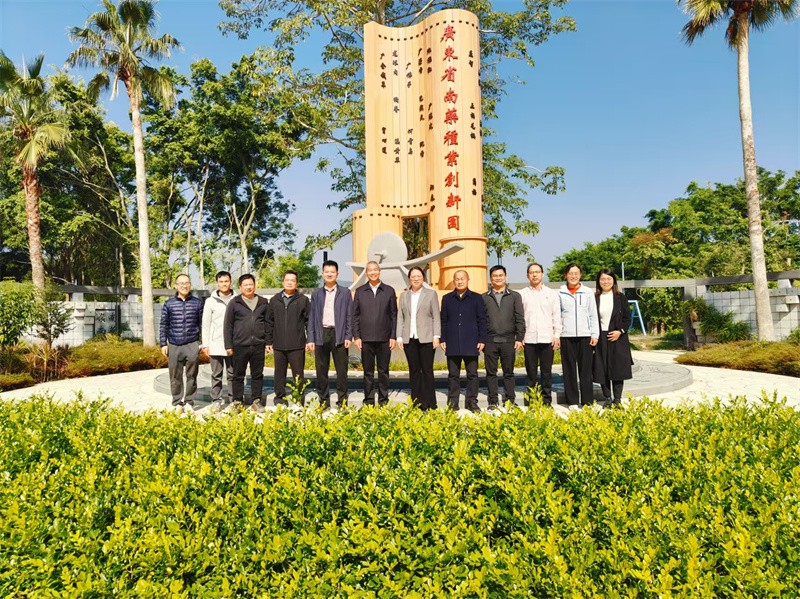 1734916113340070.jpg 图6 参观南药种业创新园.jpg