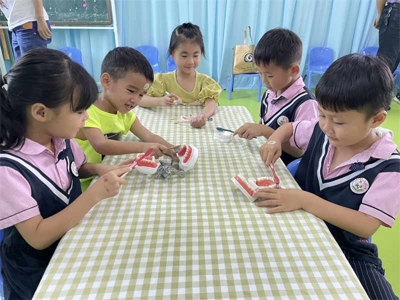 1718250908872769.jpg 图小朋友们亲子体验刷牙.jpg