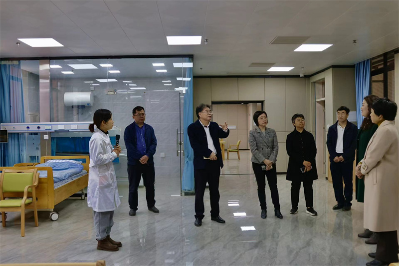 1737108915478210.jpg 图为调研组一行参观南粤家政实训中心.jpg