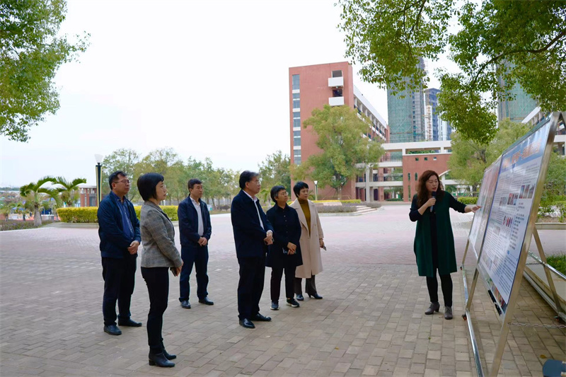 1737108881569440.jpg 图为王洁艳向调研组汇报基地建设情况.jpg