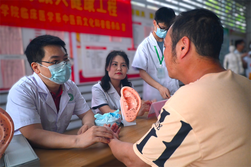 1748140367960540.jpg 图为开展“健康科普,中医药文化进乡村”活动.jpg